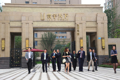 中海地产港澳台企业精英代表团莅临寰宇天下，盛赞江北嘴发展潜力